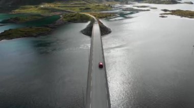 Norveç, Lofoten Adaları 'ndaki hava manzarası. Arkasında dağlar olan kıvrımlı takımada yolu.