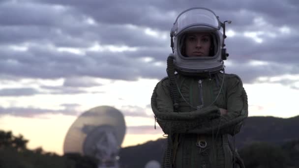 Astronot Gibi Giyinmiş Güzel Bir Kadın Yolda Yürüyor — Stok video
