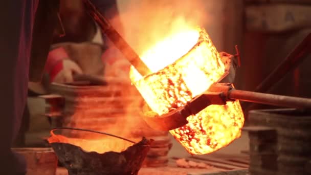 生产过程中加热熔化金属的镜头 — 图库视频影像