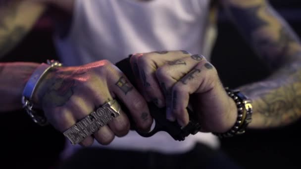 Videomateriaalia Nuori Latino Amerikkalainen Gangsteri Tatuoinnit Klubilla — kuvapankkivideo