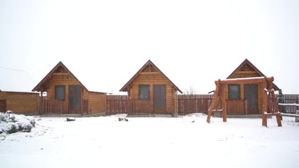 Casas Cubiertas Nieve Madera — Vídeos de Stock