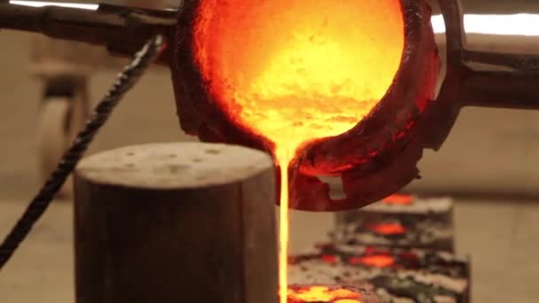 生产过程中加热熔化金属的镜头 — 图库视频影像