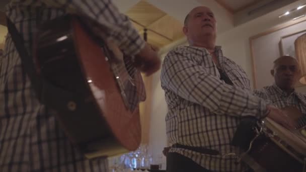 Кубинське Музичне Тріо Грає Нічному Клубі — стокове відео