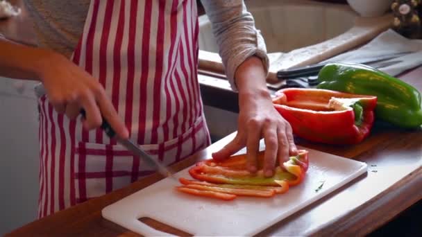 Femeie Tânără Bucătărie Tăind Piper Roșu — Videoclip de stoc