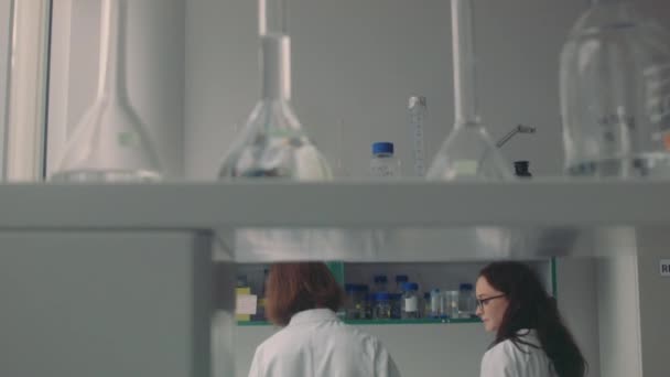 Γυναίκες Επιστήμονες Που Εργάζονται Στο Εργαστήριο — Αρχείο Βίντεο