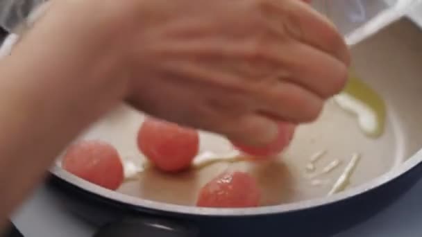 Widok Osoby Anonimowej Dodającej Klopsiki Patelni Podczas Przygotowywania Obiadu Domu — Wideo stockowe