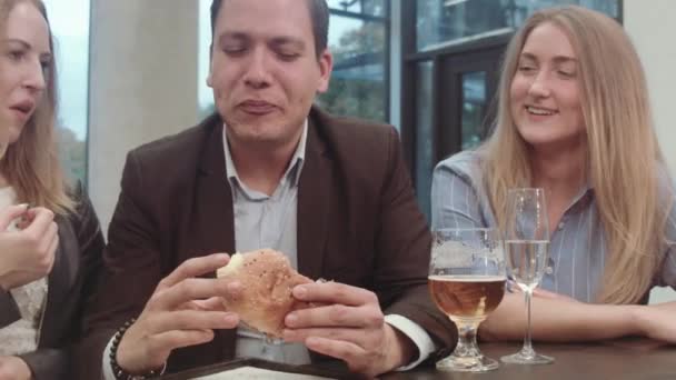 Mutlu Arkadaşlar Hamburgercide Oturuyor — Stok video