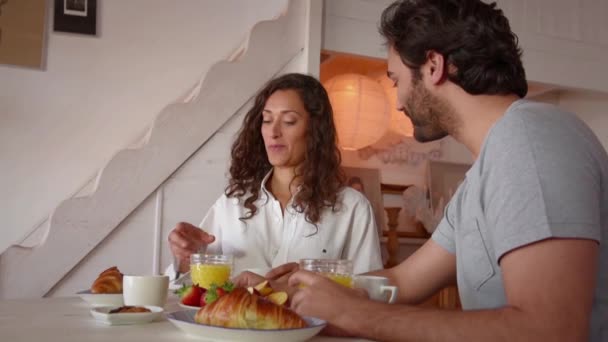 Unga Par Äter Frukost Leker Romantiskt Och Skrattar — Stockvideo