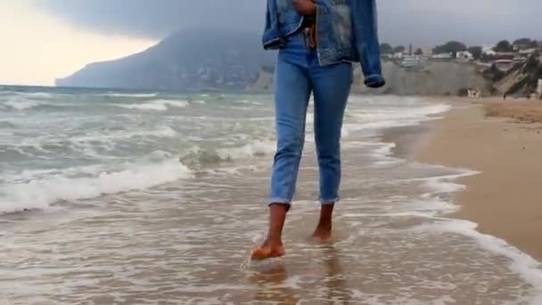 在海滩上赤脚行走的女人 — 图库视频影像