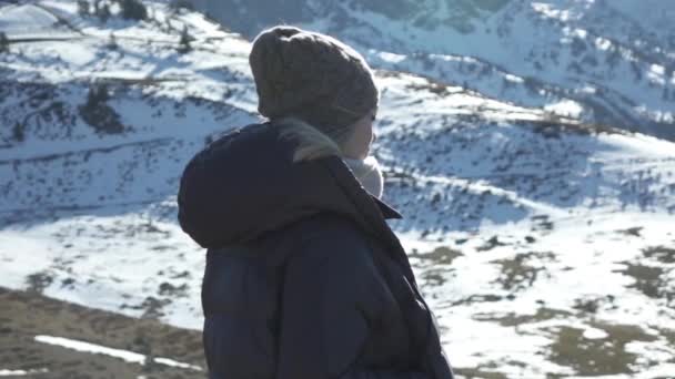 Junges Weibchen Verschneiten Bergen Windigem Tag — Stockvideo
