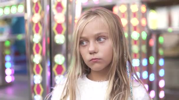 Küçük Kız Işıklarla Eğleniyor — Stok video