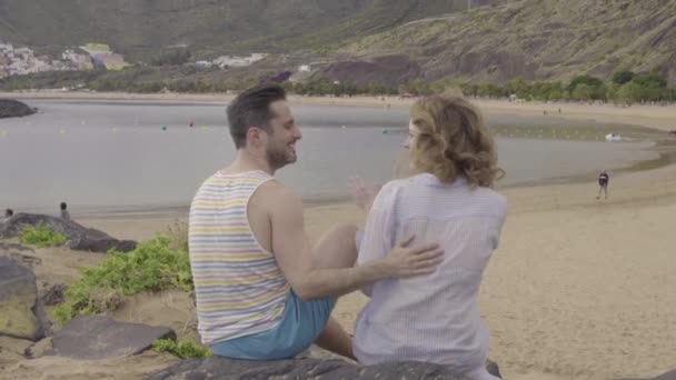 Rekaman Siang Hari Pasangan Romantis Bersenang Senang Pantai Waktu Malam — Stok Video