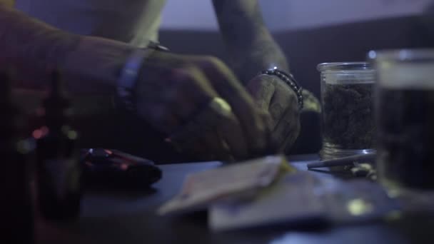 若いラテンアメリカのギャングがクラブでタトゥーを入れた映像 — ストック動画