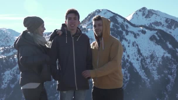 Junge Freunde Umarmen Sich Verschneiten Bergen — Stockvideo