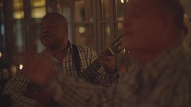 Kubanisches Musiktrio Spielt Nachtclub — Stockvideo