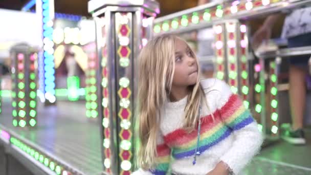 Kleines Mädchen Hat Spaß Auf Der Kirmes Mit Lichtern — Stockvideo
