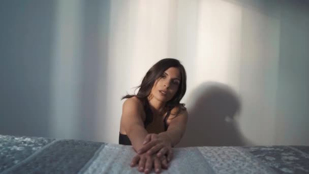 Muda Berambut Cokelat Wanita Seksi Berpose Dalam Ruangan — Stok Video