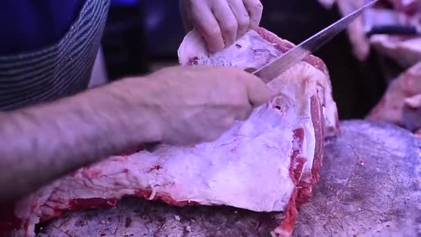 Χασάπης Κόβει Ένα Κομμάτι Κρέας Στο Κρεοπωλείο — Αρχείο Βίντεο