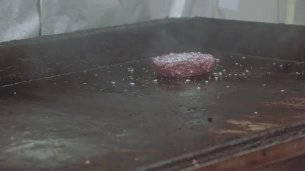 Zbliżenie Hamburgera Czarną Patelnią Kuchence Gazowej Koncepcja Gotowania — Wideo stockowe