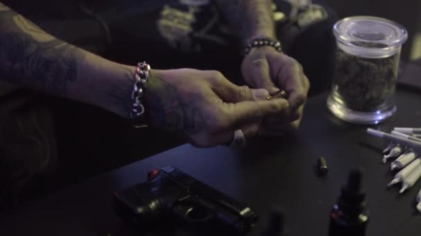 若いラテンアメリカのギャングがクラブでタトゥーを入れた映像 — ストック動画