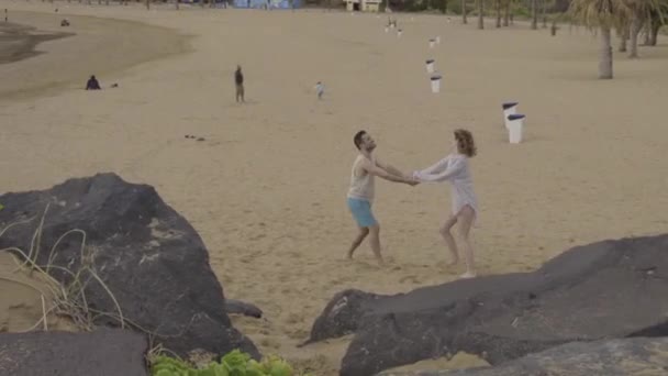 Денні Кадри Романтичної Пари Розважаються Пляжі Ввечері — стокове відео