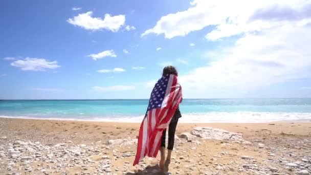 Bela Mulher Praia Tropical Com Bandeira Dos Eua — Vídeo de Stock