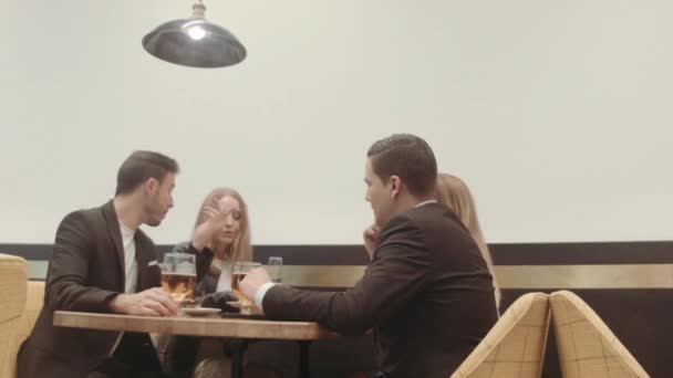 快乐的朋友们坐在汉堡咖啡馆里 — 图库视频影像