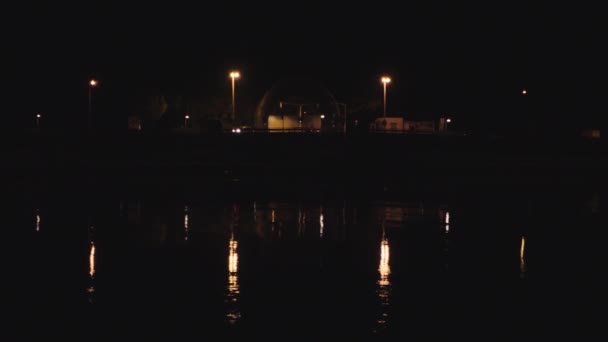 Άθλιο Φωτισμένο Κτίριο Κοντά Στο Ποτάμι — Αρχείο Βίντεο