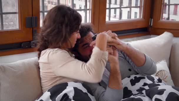 Jovem Casal Feliz Tomando Selfie Auto Retrato Divertindo — Vídeo de Stock
