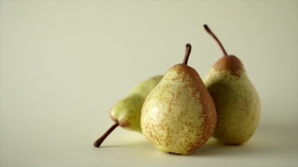 ベージュの背景に熟した梨のクローズアップ — ストック動画