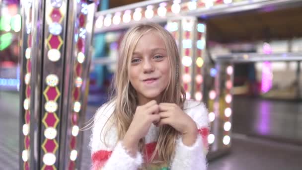Маленька Дівчинка Розважається Ярмарку Вогнями — стокове відео