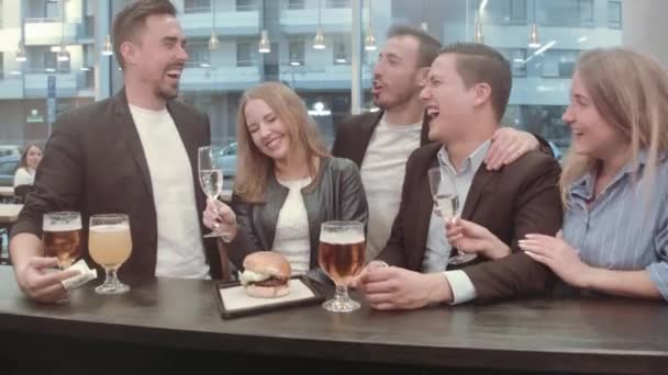 Amici Felici Seduti Burger Cafe — Video Stock