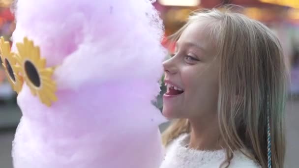 Petite Fille Amuse Foire Avec Des Lumières Mange Coton Doux — Video