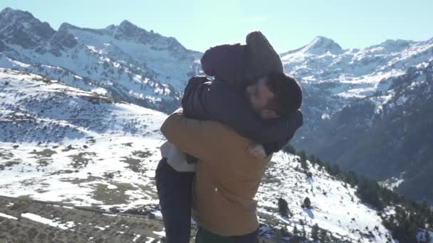 Pasangan Muda Berpelukan Pegunungan Bersalju — Stok Video