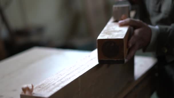 Tutup Dari Carpentry Master Bekerja Dengan Kayu — Stok Video