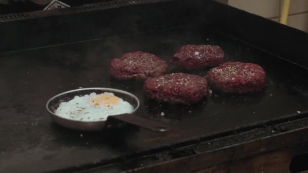 Detailní Záběr Hamburgerů Černou Pánví Plynovém Sporáku Koncepce Vaření — Stock video