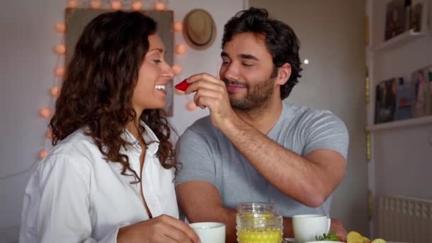 カップル 朝食を持って ロマンチック — ストック動画