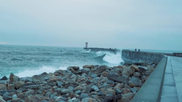 Leuchtturm Und Meereswellen Vor Dem Hintergrund Der Natur Stockvideo