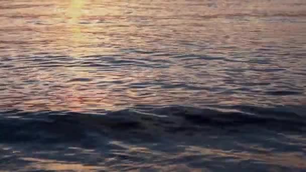 Wasser Plätschert Bei Sonnenuntergang — Stockvideo