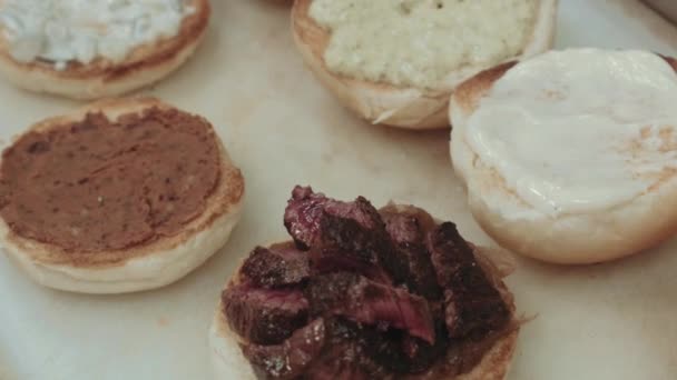Şefin Kafeteryada Nefis Hamburgerler Hazırlarken Yakın Plan Görüntüsü — Stok video