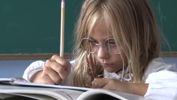 카메라를보고 학교에서 교실에서 연필로 귀여운 소녀의 뒤보기 — 비디오