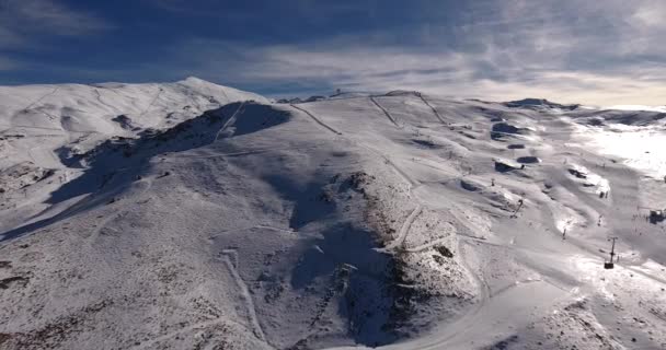从空中俯瞰白雪覆盖的山顶 — 图库视频影像