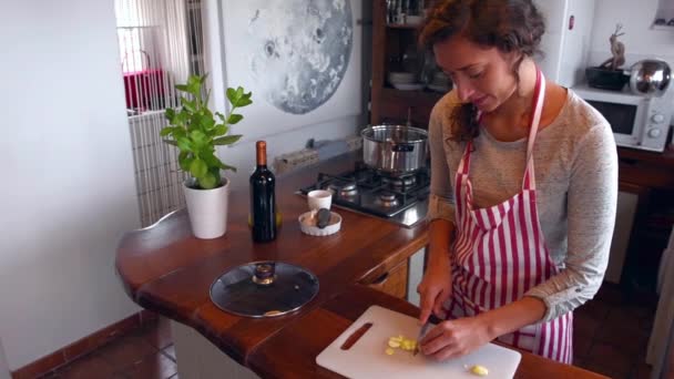 Молодая Женщина Кухне Режет Чеснок — стоковое видео