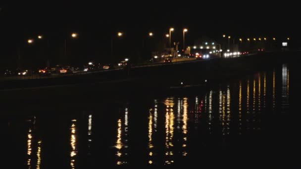 Автомобили Едут Вдоль Ночной Дороги Около Реки — стоковое видео
