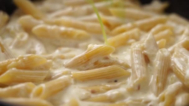 Cocinero Anónimo Agregando Rigatoni Espinacas Con Crema Sartén Mientras Cocina — Vídeo de stock