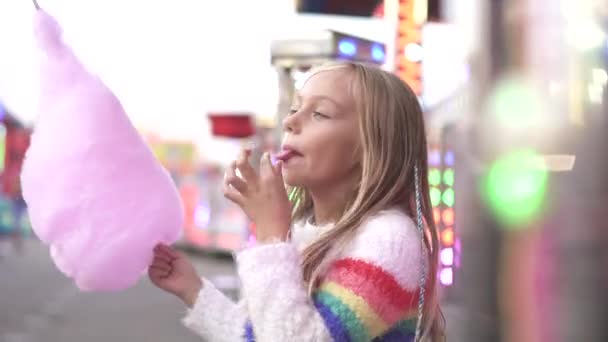 Mała Dziewczynka Bawi Się Jarmarku Światłami Zjada Słodką Bawełnę — Wideo stockowe