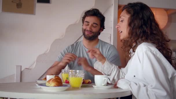 Νεαρό Ζευγάρι Τρώει Πρωινό Παίζει Ρομαντικά Και Γελάει — Αρχείο Βίντεο