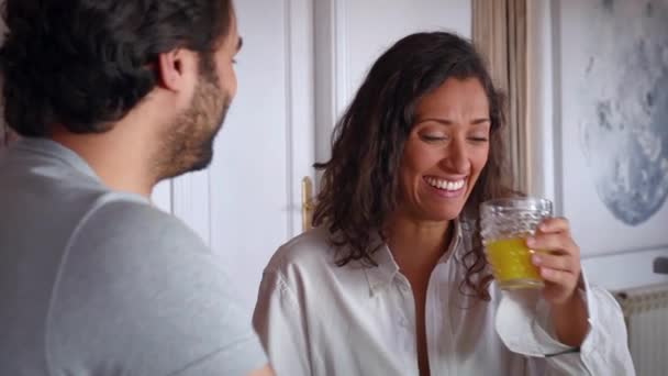 Genç Çift Kahvaltı Yapıyor Romantik Oynuyor Gülüyor — Stok video