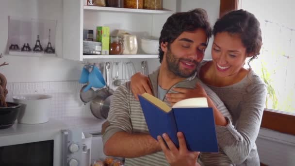 Jong Paar Liefde Lezen Van Een Boek Knuffelen Keuken — Stockvideo