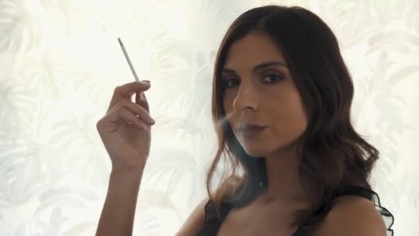 Junge Brünette Frau Raucht Eine Zigarette Zimmer — Stockvideo